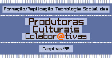 #PraCegoVer Card com fundo de listras cinzas e azuis. No centro, em letras pretas e geométricas, o texto: "Formação/Replicação Tecnologia Social das Produtoras Culturais Colabor@tivas". O arroba da palavra "Colaborativas" está em laranja. Na base, lê-se: "Campinas/SP"